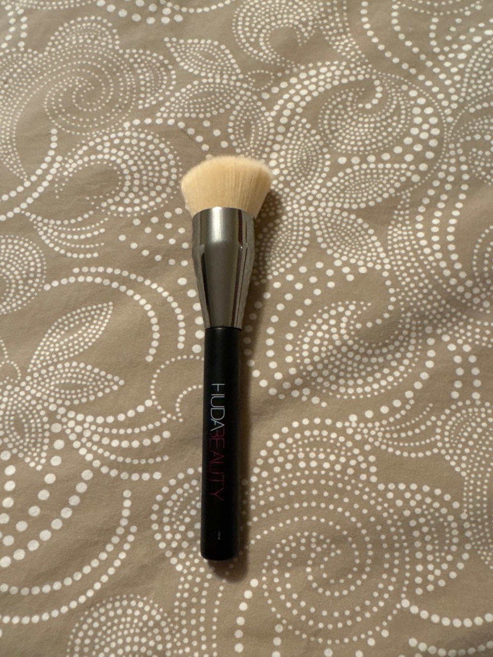 Huda Beauty Foundation Brush Ultra Soft synthetic bristles